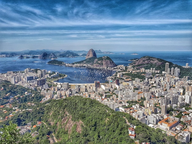 Photo high angle view of town by sea against sky