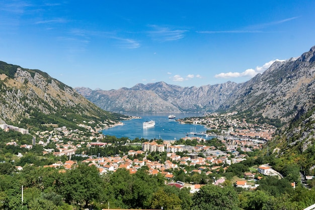 Foto vista ad alto angolo della città dal mare in mezzo alle montagne