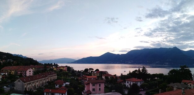 Foto vista ad alto angolo della città dal mare