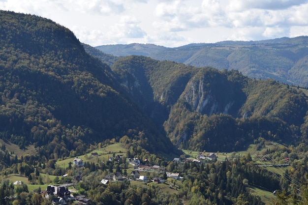 山の背後にある町の景色の高角度の景色