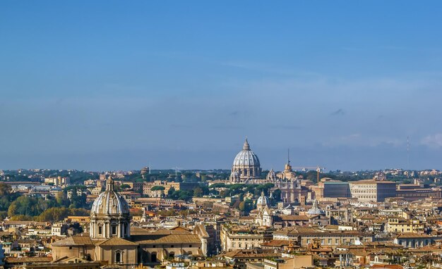 Foto vista ad alto angolo del paesaggio cittadino contro il cielo in città