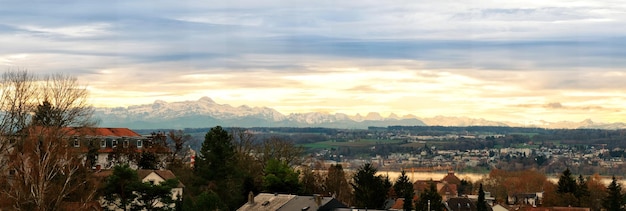 Vista ad alto angolo del paesaggio cittadino contro il cielo durante il tramonto