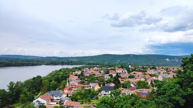 Foto vista ad alta angolazione del paesaggio cittadino contro il cielo esztergom ungheria