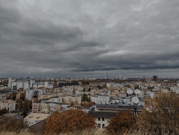 Высокоугольный вид городского пейзажа на небо