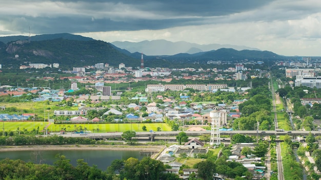 空に照らされた町の景色の高角度の景色