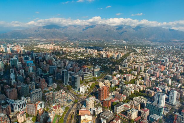 空に向かって町の景色を高角度で眺める