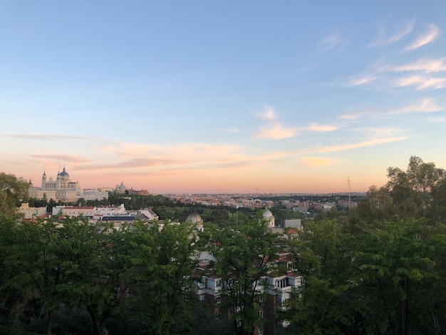 空に向かって町の景色を高角度で眺める