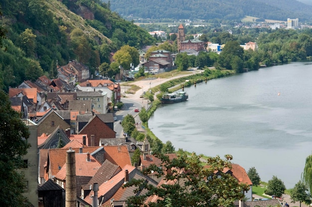 Foto vista ad alta angolazione del paesaggio cittadino dal fiume
