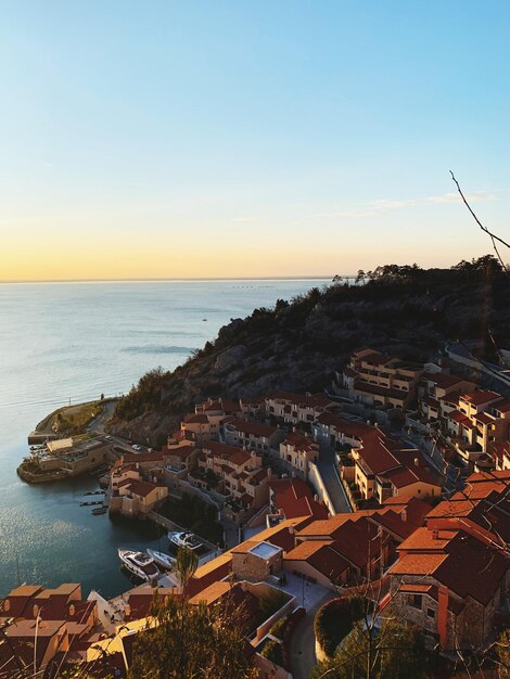 Photo high angle view of townscape by sea against clear sky