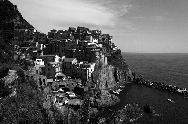 Photo high angle view of townscape by sea against sky