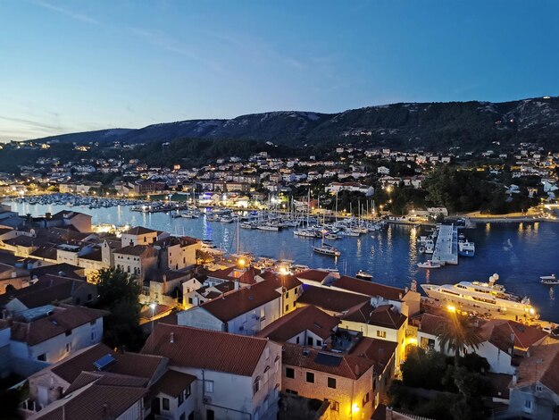 Photo high angle view of townscape by sea against sky