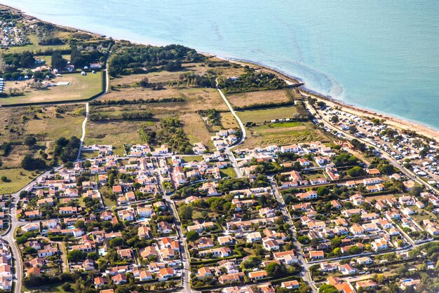 Photo high angle view of townscape by sea