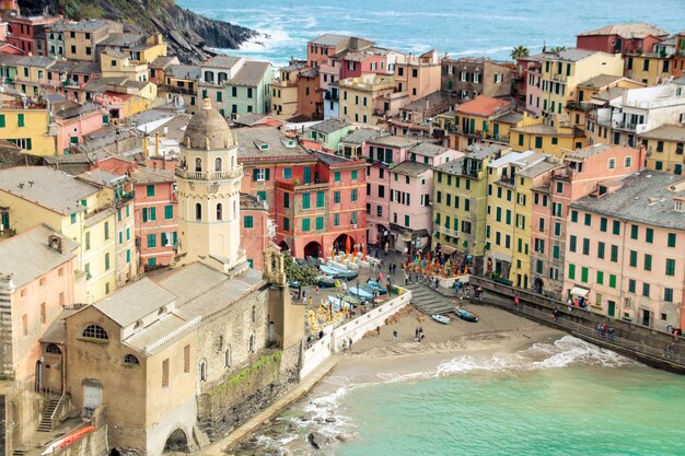 Foto vista ad alto angolo del paesaggio cittadino dal mare