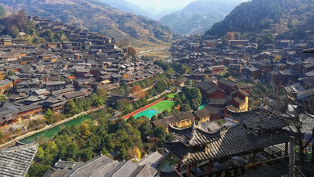 Foto vista ad alto angolo del paesaggio cittadino e delle montagne