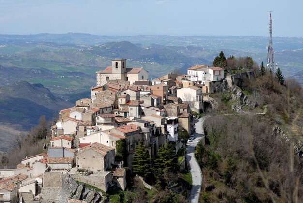 Foto vista ad alto angolo del paesaggio cittadino e delle montagne