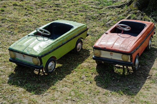 Photo high angle view of toy cars on field