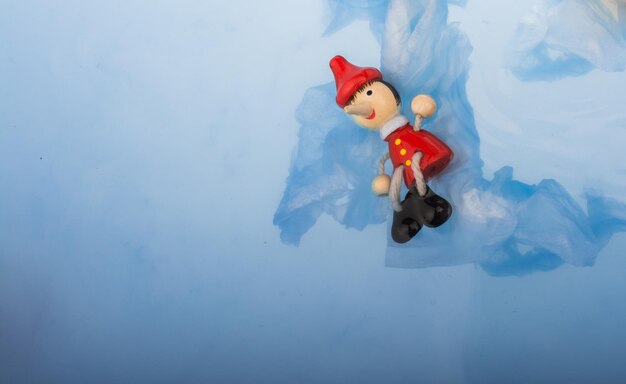 Foto vista ad alta angolazione di un giocattolo che galleggia sulla neve