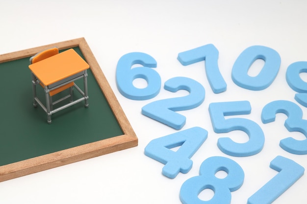 색 배경에 숫자와 블랙보드에 의해 장난감 테이블의 높은 각도 시각