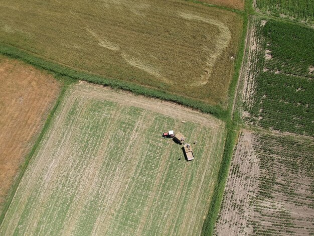 畑でのトラクターの高角度の視界