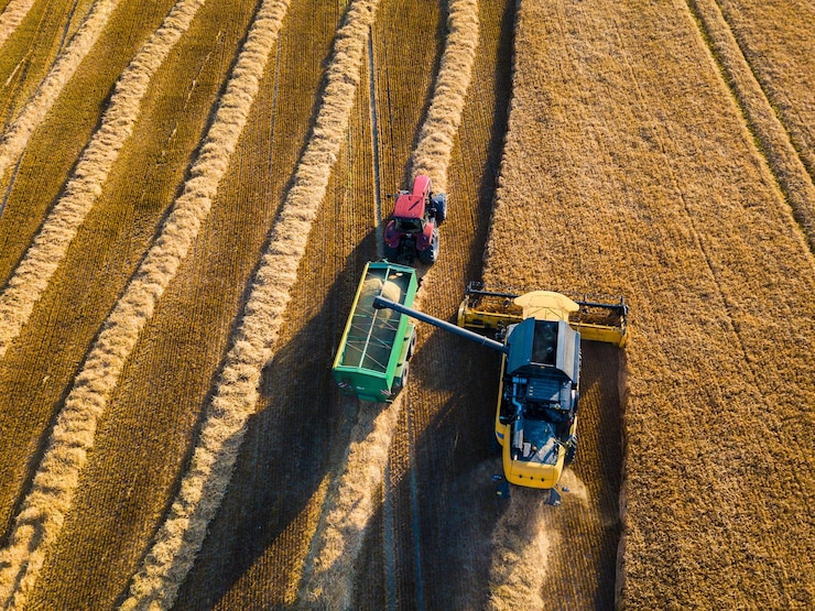 Photo high angle view of tractors on agricultural field