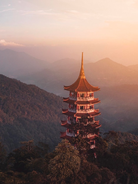 夕暮れ中の山の伝統的な建物の高角度の景色