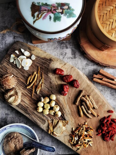 Photo high angle view of  traditional chinese herbs on a rustic table