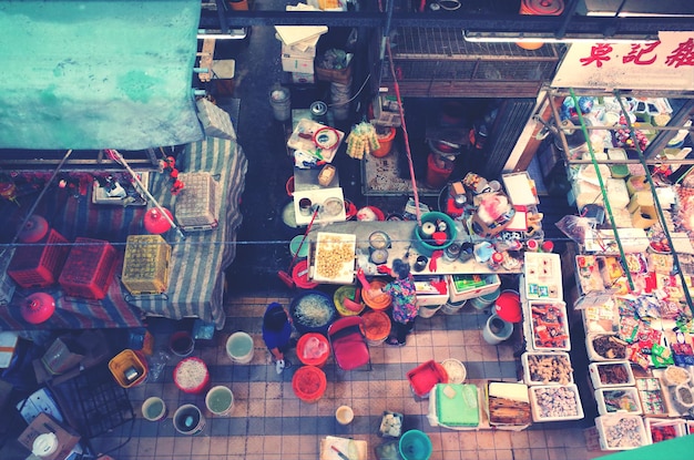 Foto vista ad alto angolo del mercato tradizionale con articoli multicolori in magazzino