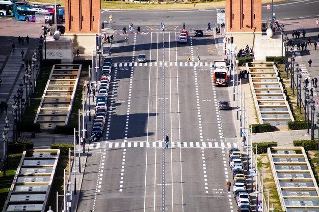 Foto vista ad alto angolo del traffico sulla strada della città di barcellona