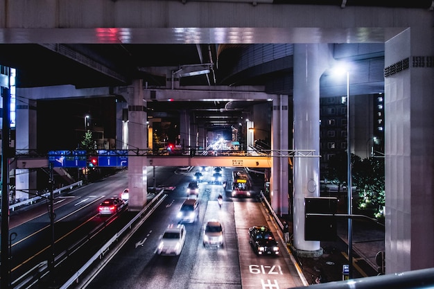 Foto vista ad alto angolo del traffico sulla strada sotto il ponte in città di notte