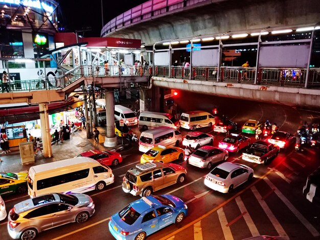 都市の道路での交通の高角度のビュー