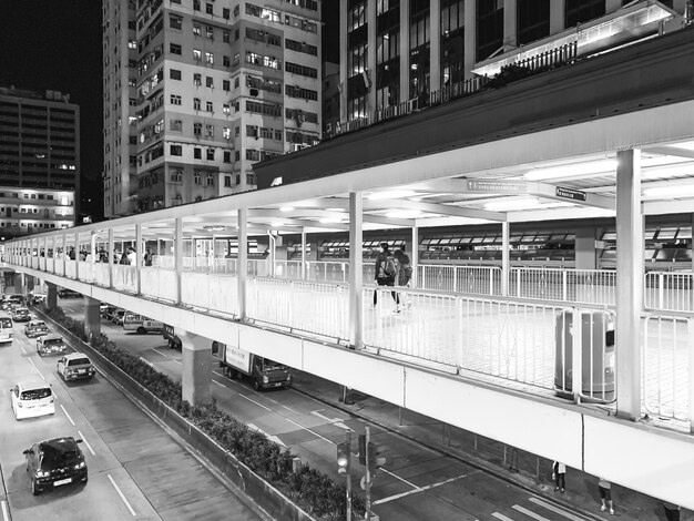 Foto vista ad alto angolo del treno nella stazione ferroviaria