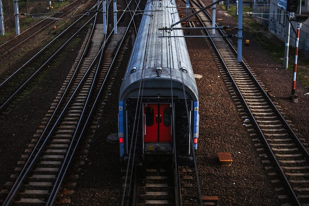 鉄道線路上の列車の高角度の視界