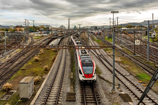 Photo high angle view of train at railroad tracks against sky