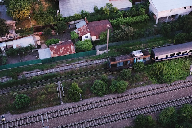 Photo high angle view of train on railroad tracks against sky