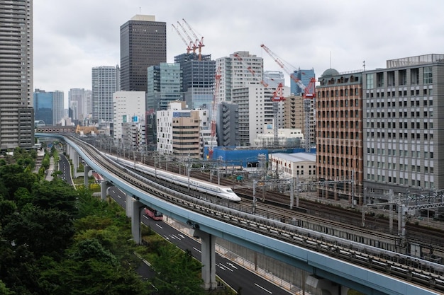 都市の建物の中の列車と鉄道線路の高角度の景色