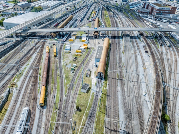 Photo high angle view of trains on railroad tracks in city