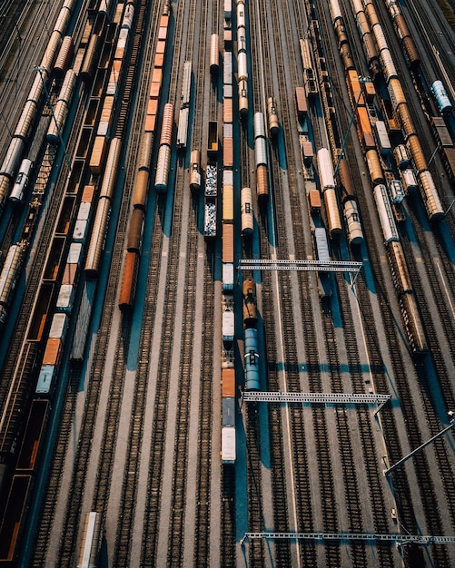 Foto vista ad alto angolo dei treni nel cantiere di manovra