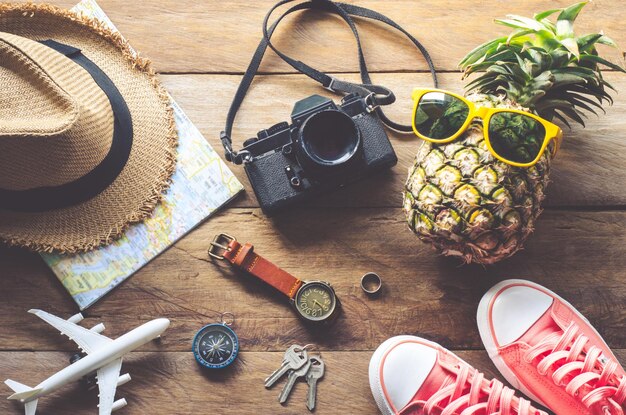 Foto vista ad alto angolo di accessori da viaggio e moda sul tavolo