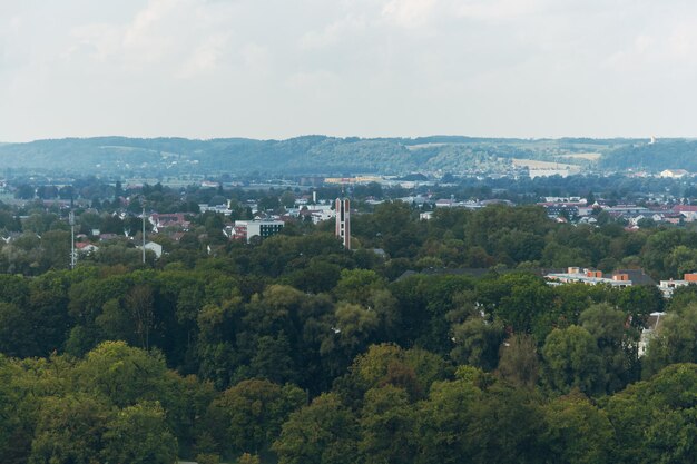 Foto vista ad alto angolo di alberi e edifici contro il cielo