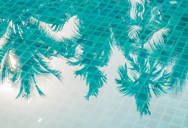 Photo high angle view of trees reflecting on swimming pool