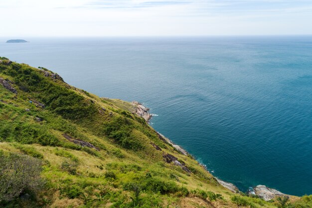 ハイアングルビュータイのプーケットにある海岸と高山に打ち寄せる波のある熱帯の海空中写真ドローントップダウン素晴らしい自然の景色風景美しい海面。