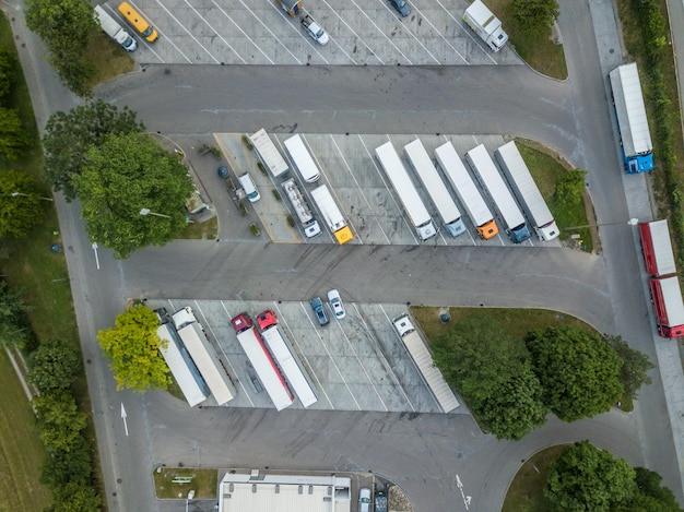 Foto vista ad alto angolo dei camion parcheggiati nel parcheggio della città