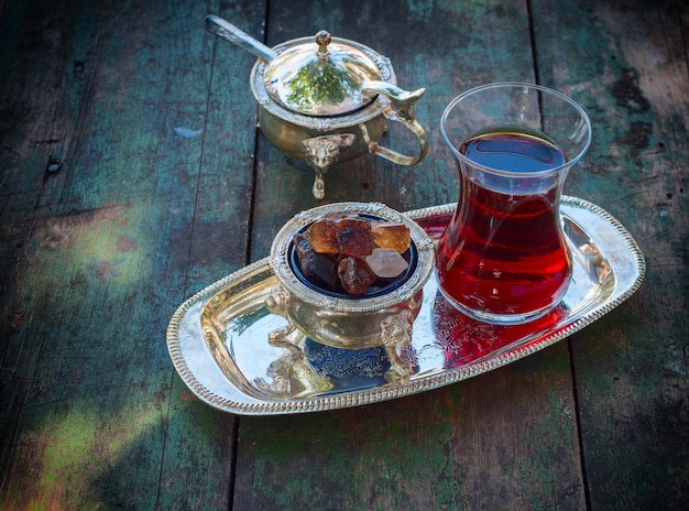 Photo high angle view of turkish tea on table