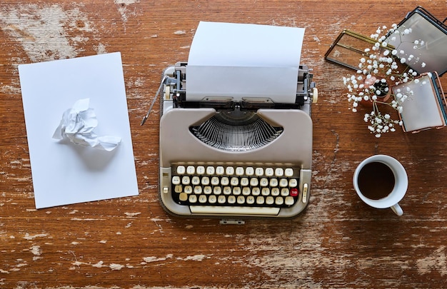 Photo high angle view of typewriter and coffee cup on table