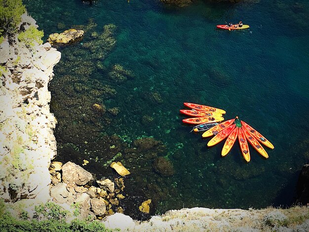 Photo high angle view of umbrella on rock by water