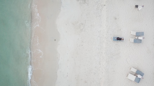 Foto vista ad alto angolo degli ombrelli sulla spiaggia