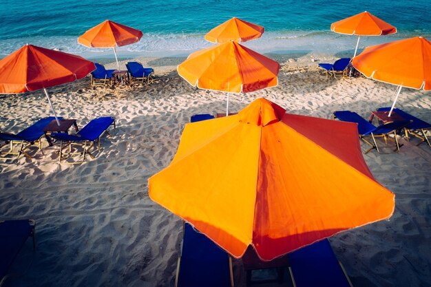 Foto vista ad alto angolo degli ombrelli sulla spiaggia