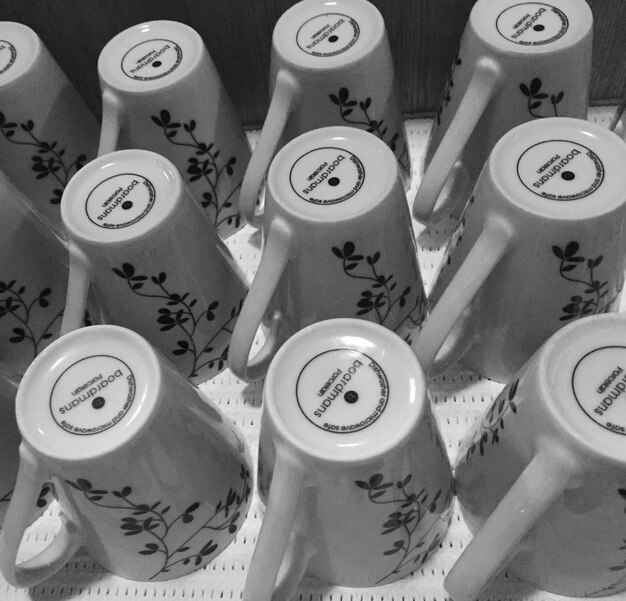 Photo high angle view of upside down mugs on table