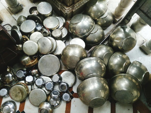 Photo high angle view of utensils on tiled floor