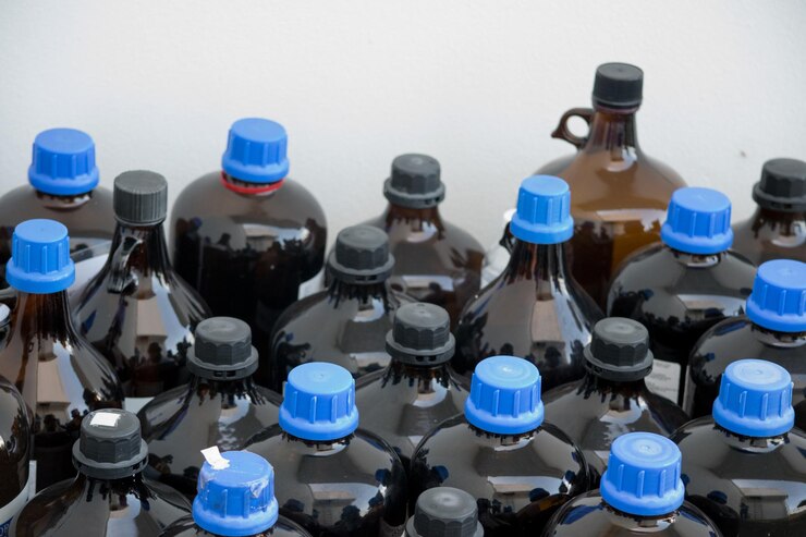 Photo high angle view of various bottles on wall